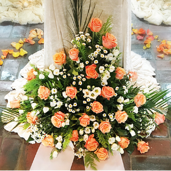 Trauergesteck G 12 apricot-weiß