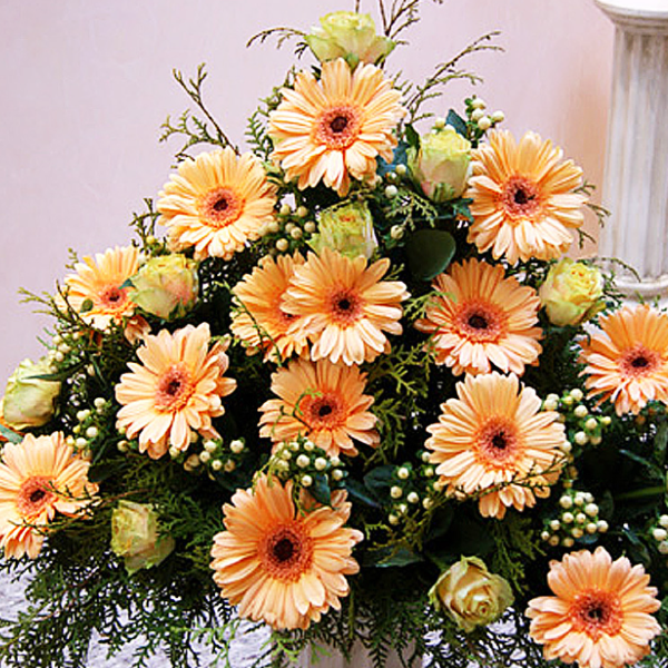 Trauergesteck G 27 apricot-creme