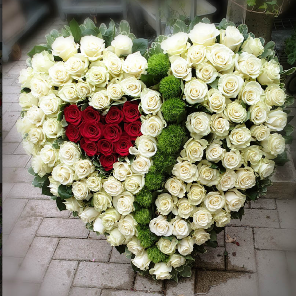 Herz H 24 mit weißen Rosen und rotem integriertem Herzen